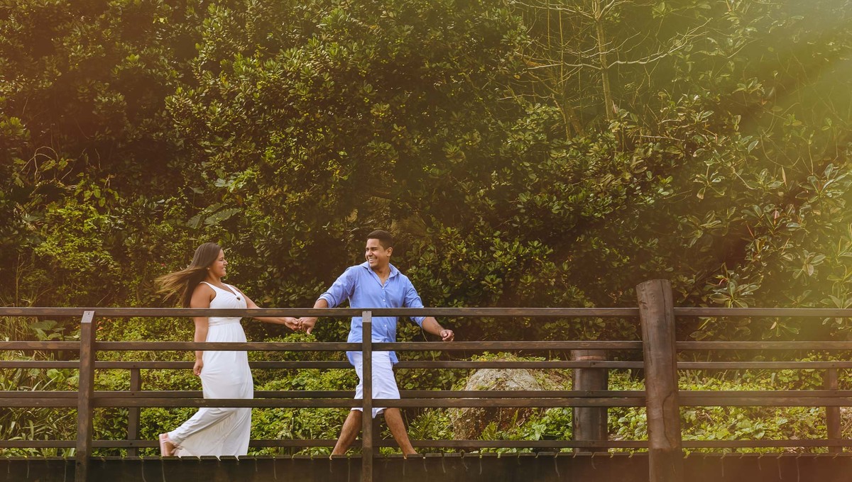 Foto dos Noivos caminhando na ponte sorrindo no ensaio pré wedding - Itanhaém - SP - fotografia Cia P&B Produções