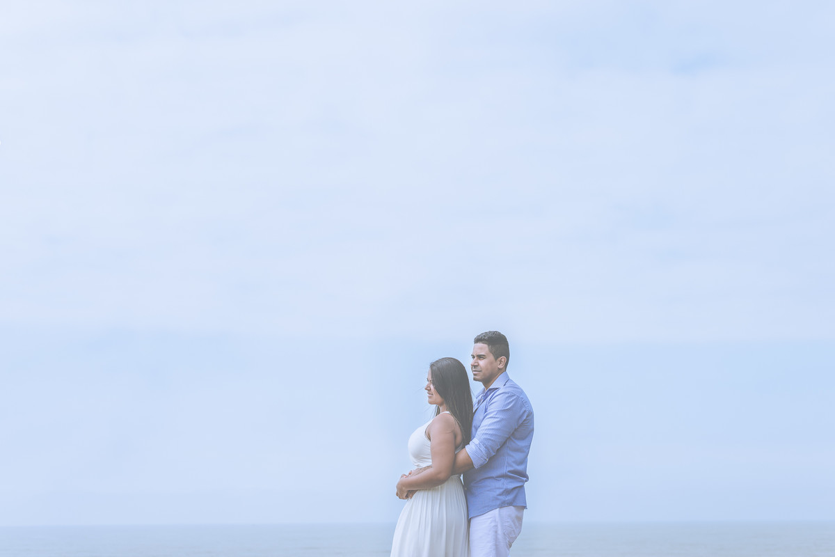 Foto dos noivos abraçados e sorrindo com céu e neblina ao fundo no ensaio pré wedding - Itanhaém - SP - fotografia Cia P&B Produções