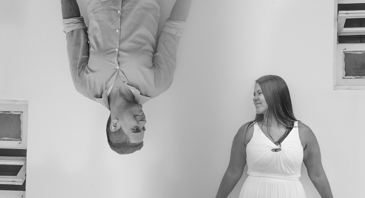 Foto criativa dos noivos se olhando com o noivo de ponta cabeça no ensaio pré wedding - Itanhaém - SP - fotografia Cia P&B Produções