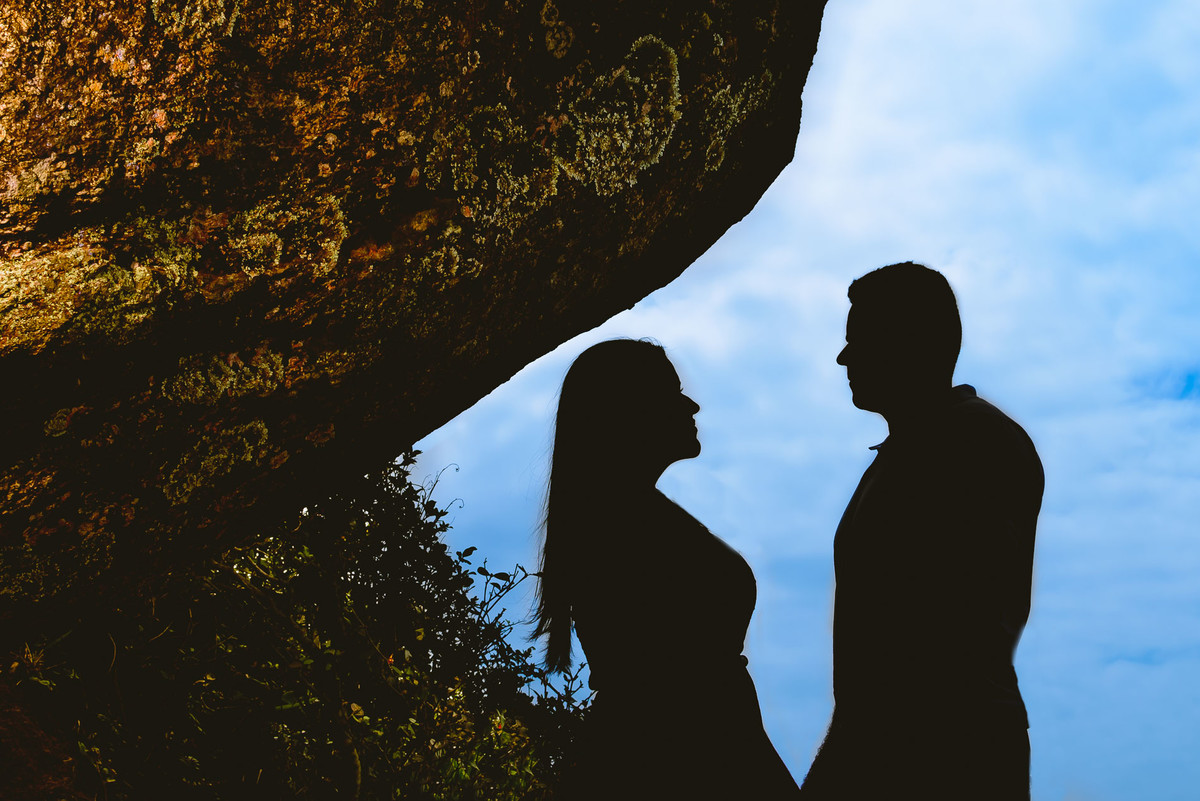 Foto de Silhueta dos noivos no morro de Paranambuco no ensaio pré wedding - Itanhaém - SP - fotografia Cia P&B Produções