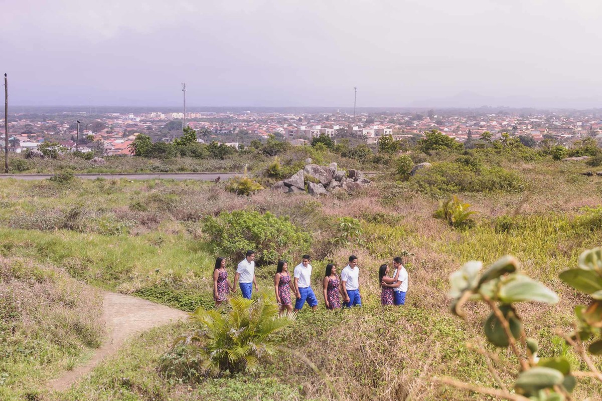 foto sequência criativa dos noivos caminhando pela folhagem no ensaio pré wedding - Itanhaém - SP - fotografia Cia P&B Produções