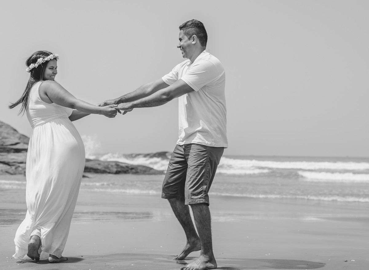 Foto dos Noivos abraçados embaixo da pedra principal do morro de Paranambuco no ensaio pré wedding - Itanhaém - SP - fotografia Cia P&B Produções