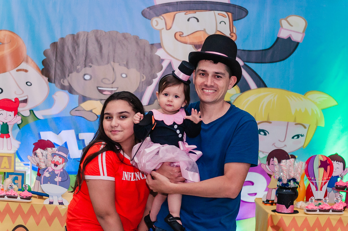 Lívia, papai e irmã em seu aniversário, mundo bita, no buffet Paraíso Kids II, na cidade de Praia Grande, estado de São Paulo 