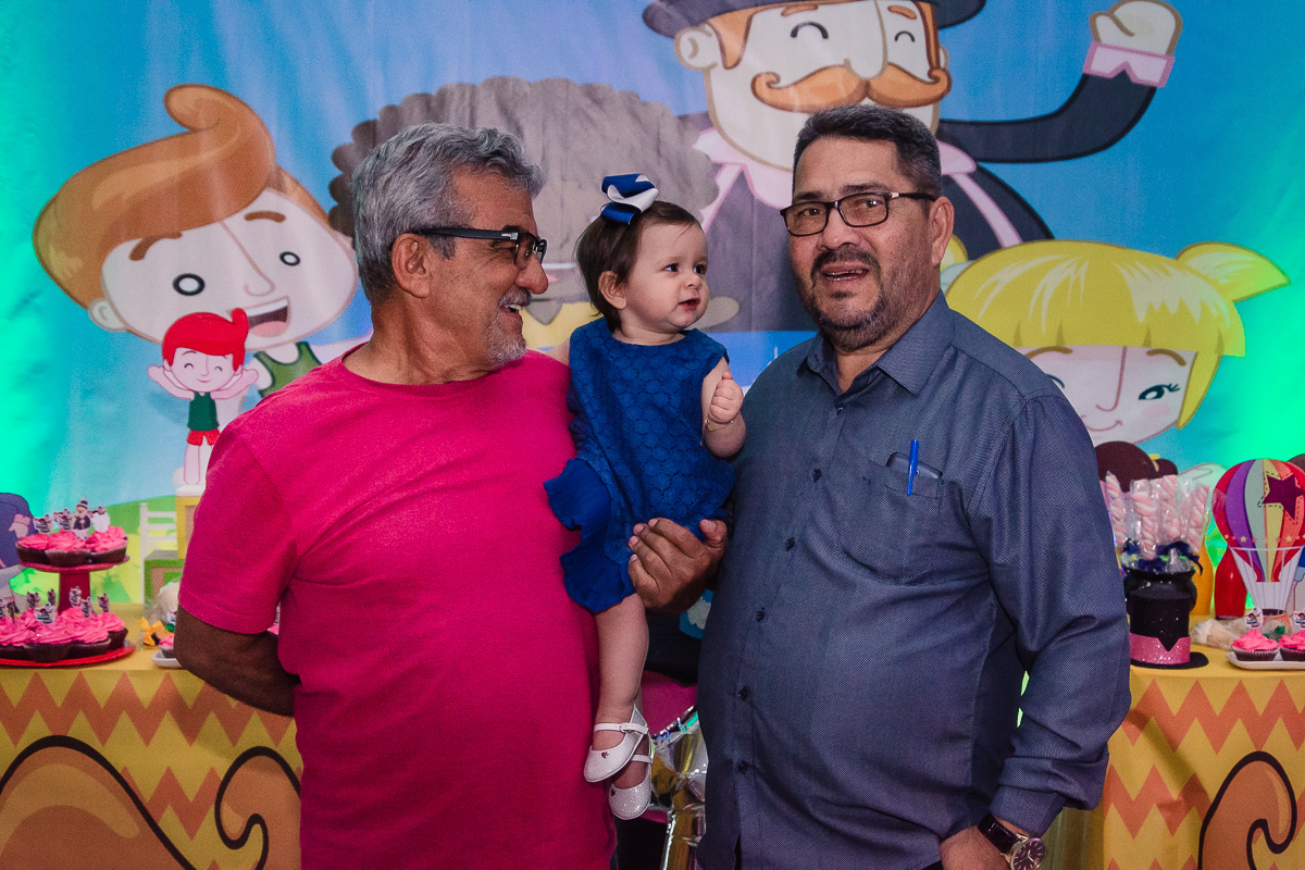 aniversariante e seus avôs, mundo bita, no buffet Paraíso Kids II, na cidade de Praia Grande, estado de São Paulo 