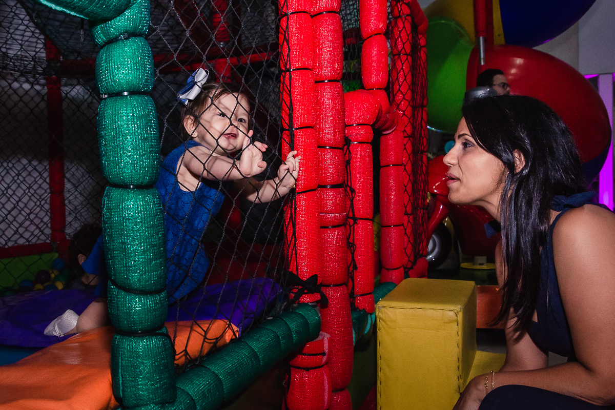 Aniversariante na piscina de bolinhas,mundo bita, no buffet Paraíso Kids II, na cidade de Praia Grande, estado de São Paulo 