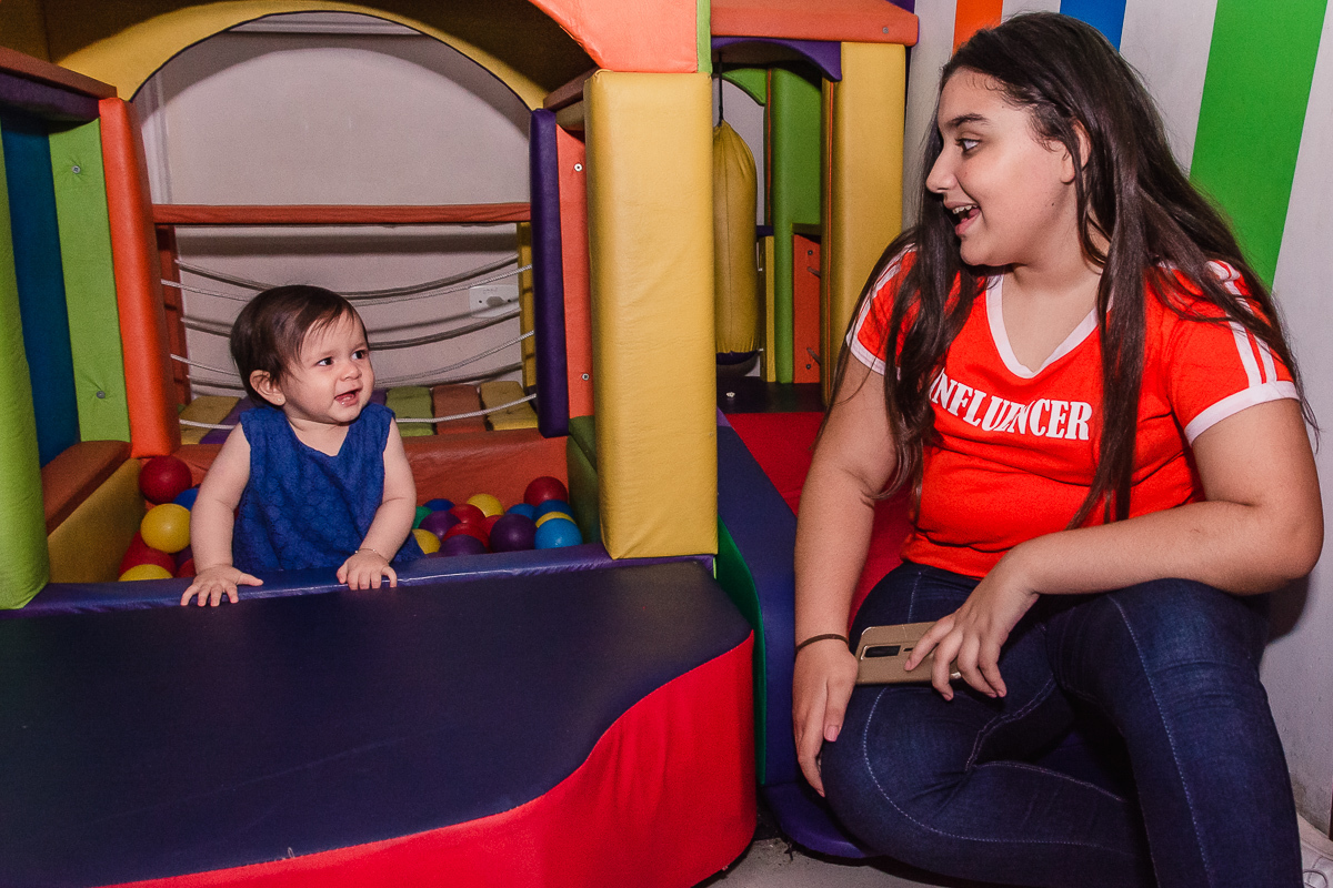 Lívia e sua irmã, mundo bita, no buffet Paraíso Kids II, na cidade de Praia Grande, estado de São Paulo 