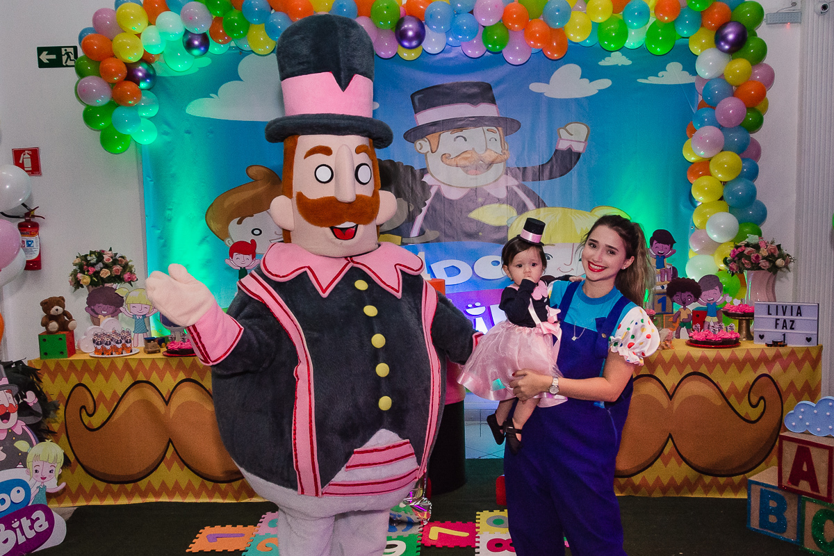 Lívia e a família Bita, mundo bita, no buffet Paraíso Kids II, na cidade de Praia Grande, estado de São Paulo 