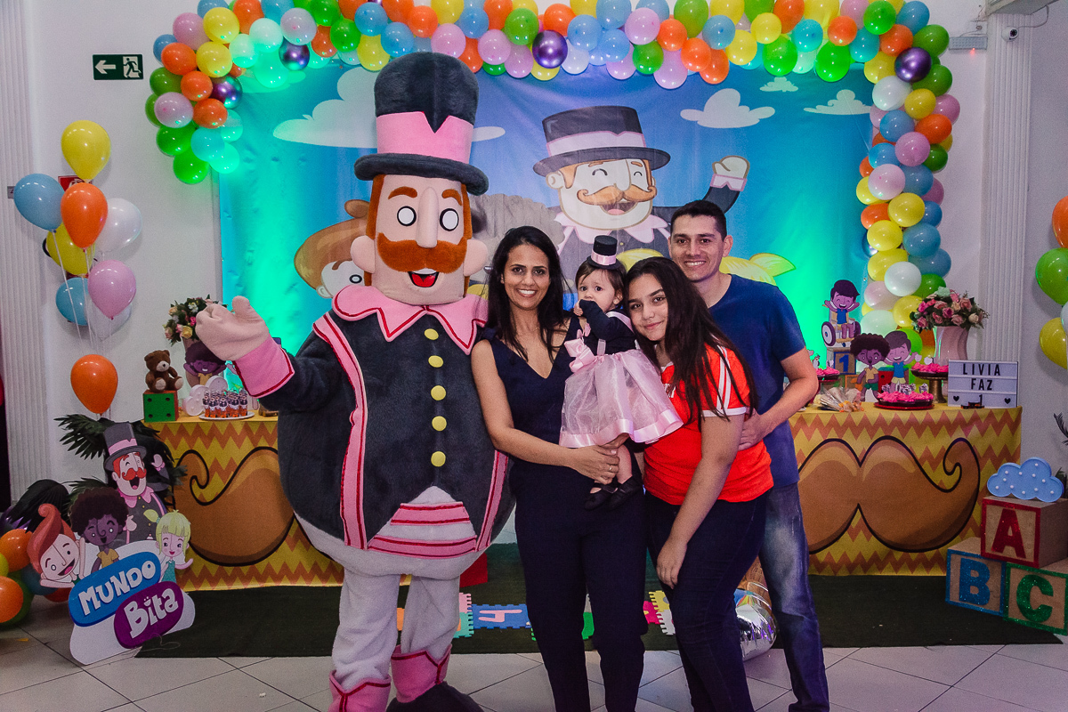 Família com o Bita, mundo bita, no buffet Paraíso Kids II, na cidade de Praia Grande, estado de São Paulo 