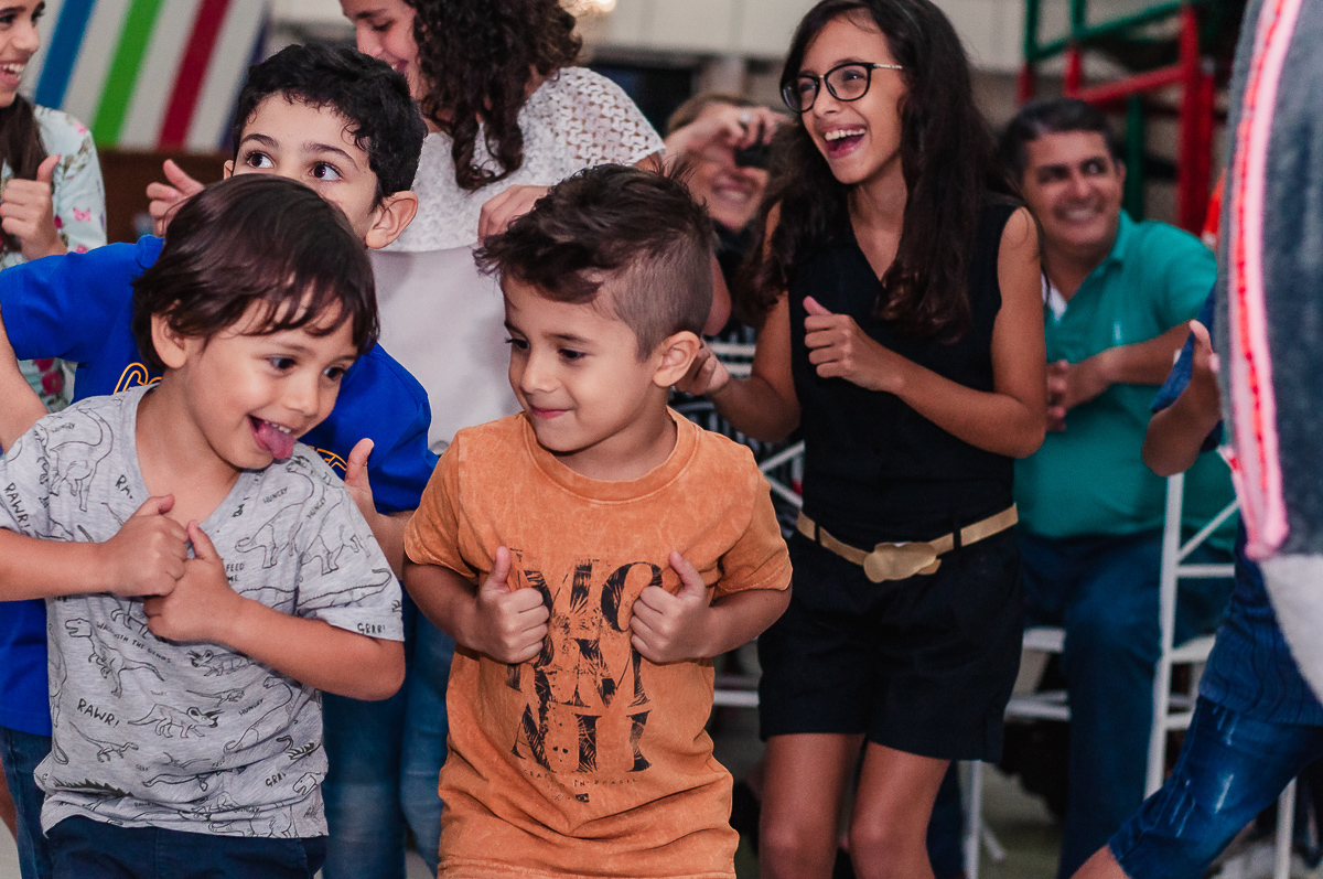 dançando no aniversário da lívia, mundo bita, no buffet Paraíso Kids II, na cidade de Praia Grande, estado de São Paulo 