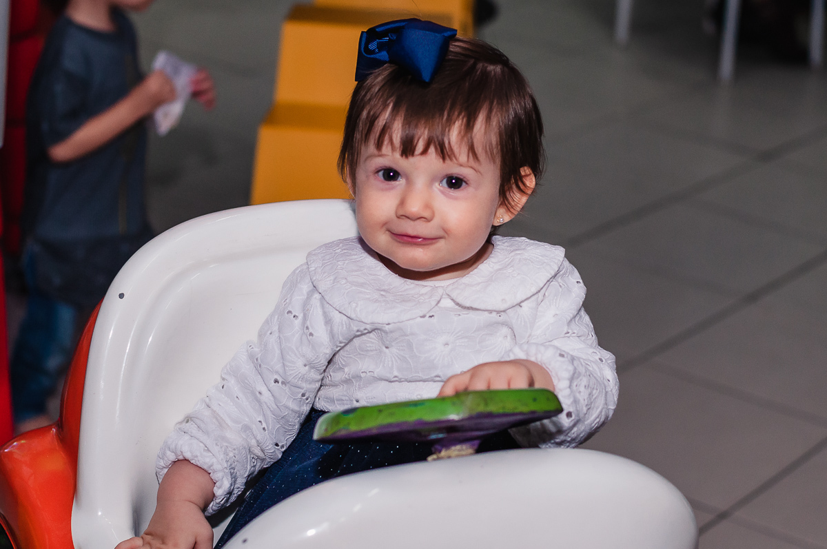 sorrindo na festa, mundo bita, no buffet Paraíso Kids II, na cidade de Praia Grande, estado de São Paulo 