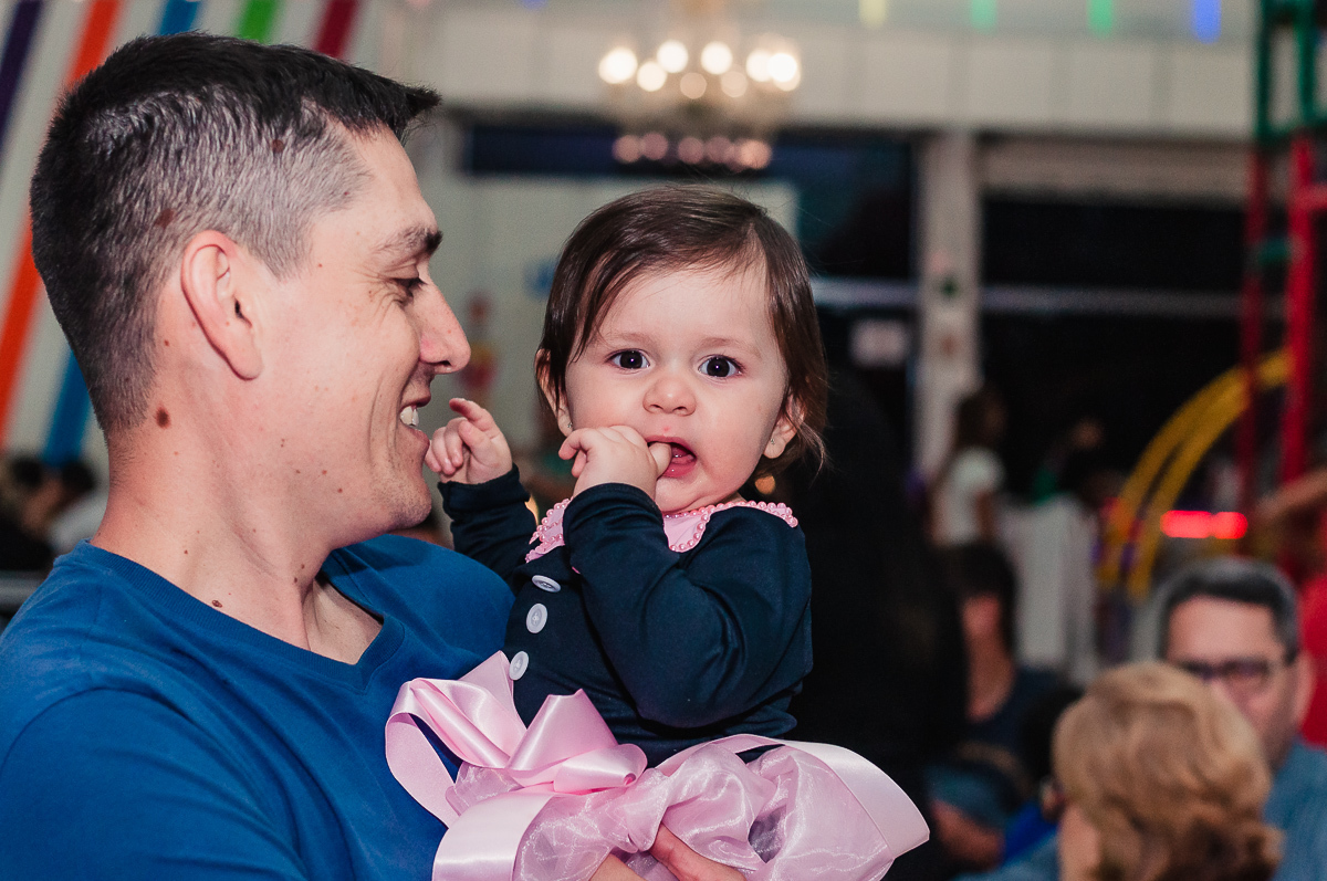 Papai e Lívia, mundo bita, no buffet Paraíso Kids II, na cidade de Praia Grande, estado de São Paulo 