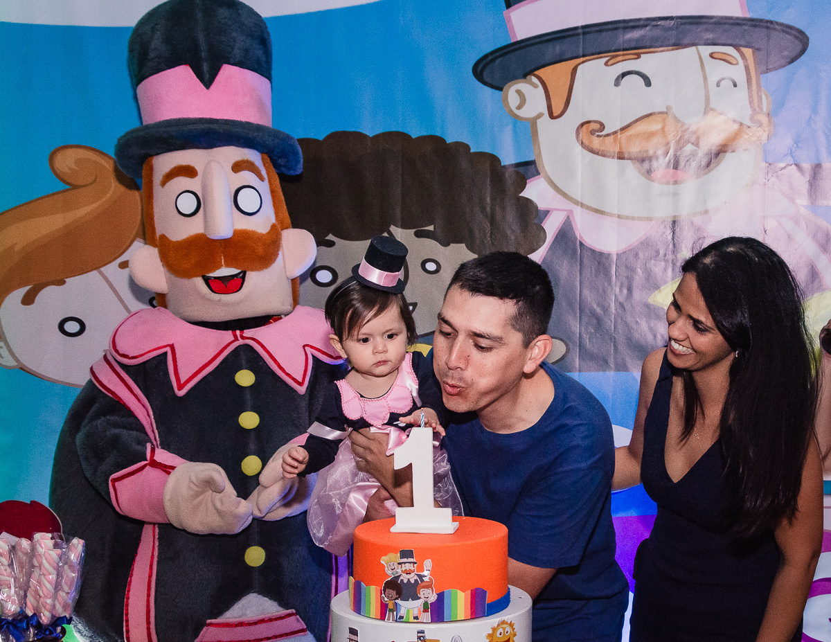 Assoprando as velinhas com o bita, mundo bita, no buffet Paraíso Kids II, na cidade de Praia Grande, estado de São Paulo 