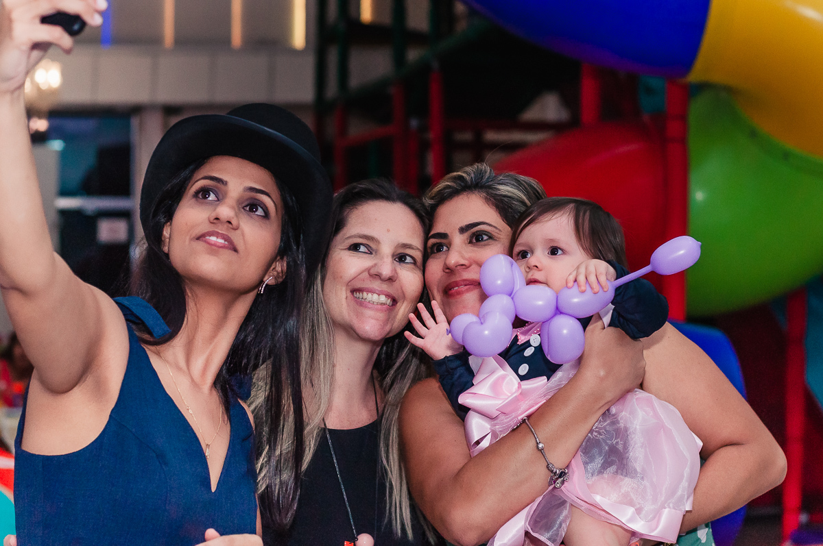 foto com a aniversariante, mundo bita, no buffet Paraíso Kids II, na cidade de Praia Grande, estado de São Paulo 