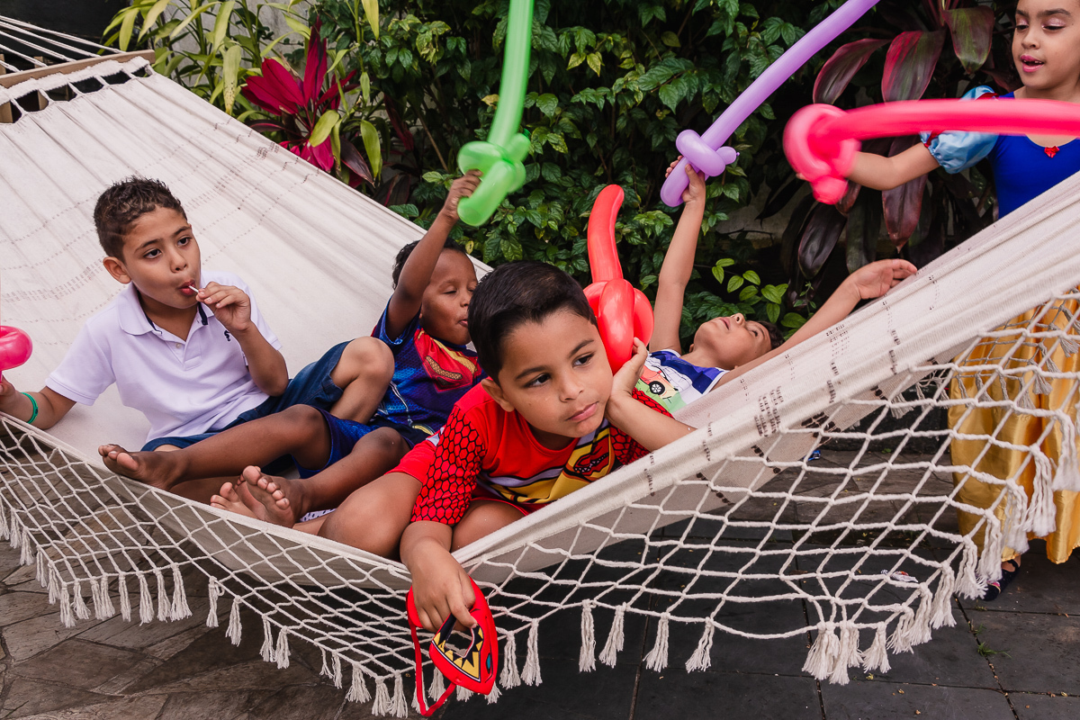 Criançada brincando na rede no buffet Beleléu, na cidade de praia grande, no estado de são paulo
