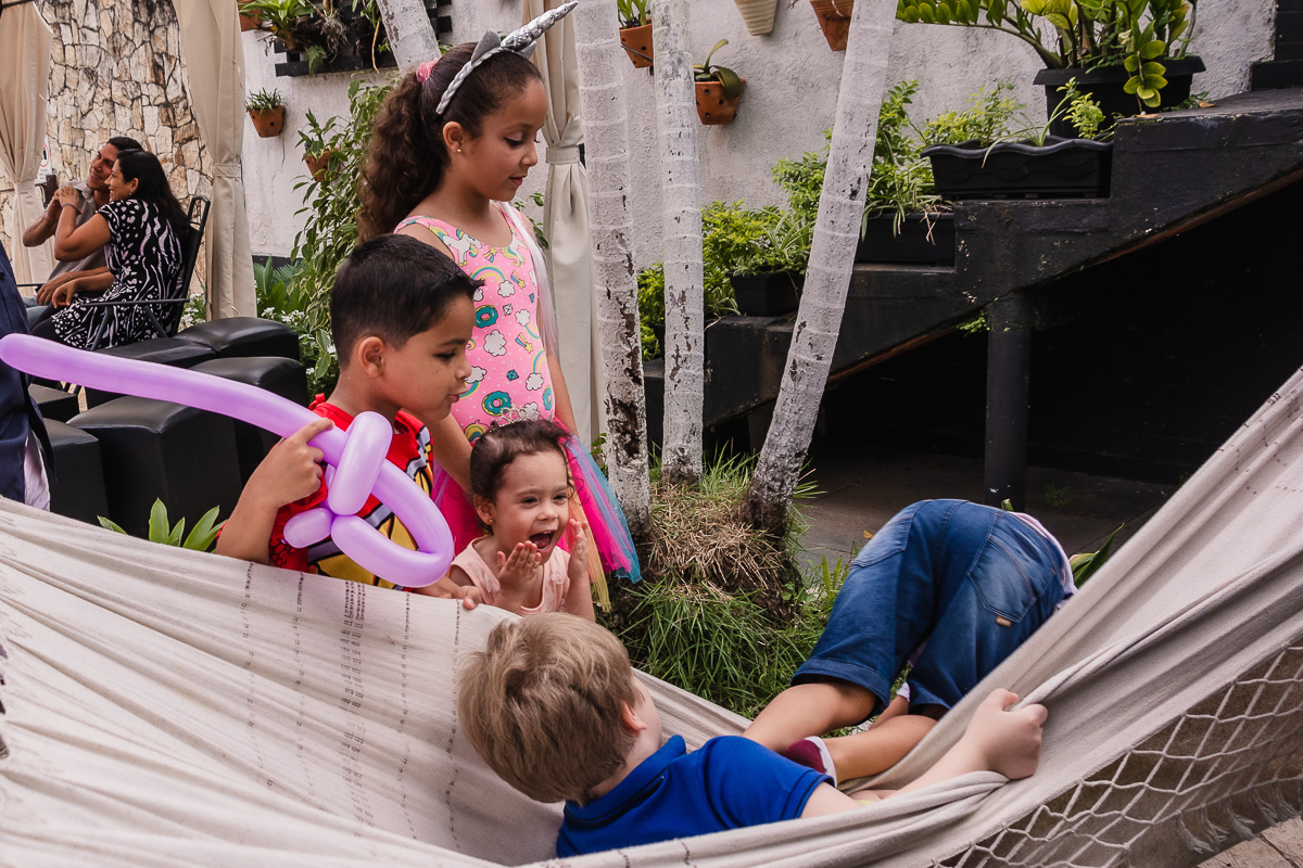 Criançada brincando na rede no buffet Beleléu, na cidade de praia grande, no estado de são paulo