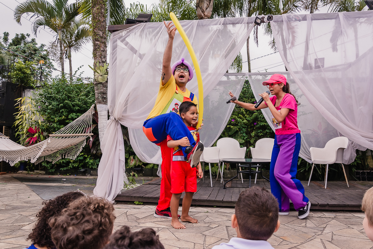 Apresentação de circo na festa infantil no buffet Beleléu, na cidade de praia grande, no estado de são paulo