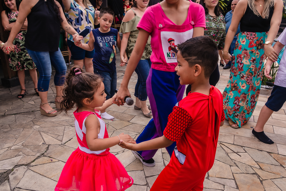 Irmãos comemorando aniversário no buffet Beleléu, na cidade de praia grande, no estado de são paulo