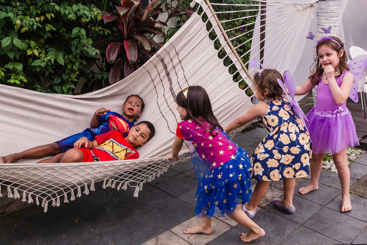 criançada brincando na rede no buffet Beleléu, na cidade de praia grande, no estado de são paulo