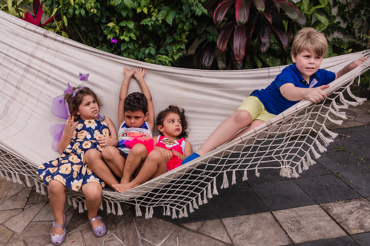 criançada brincando na rede no buffet Beleléu, na cidade de praia grande, no estado de são paulo