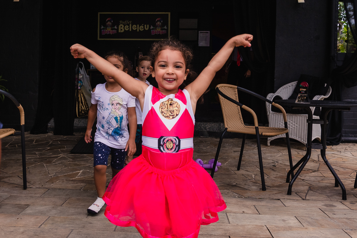Aniversariante de power rangers no buffet Beleléu, na cidade de praia grande, no estado de são paulo