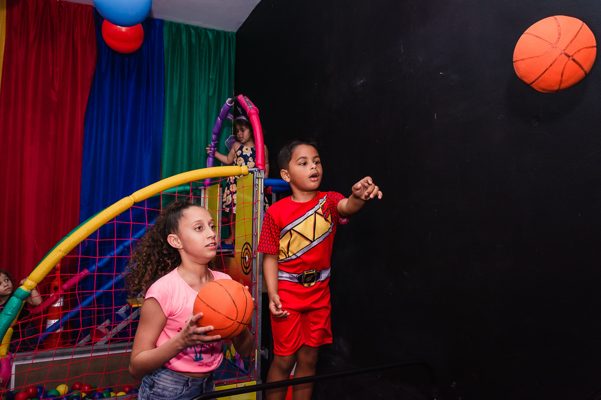 Jogando basquete no buffet Beleléu, na cidade de praia grande, no estado de são paulo