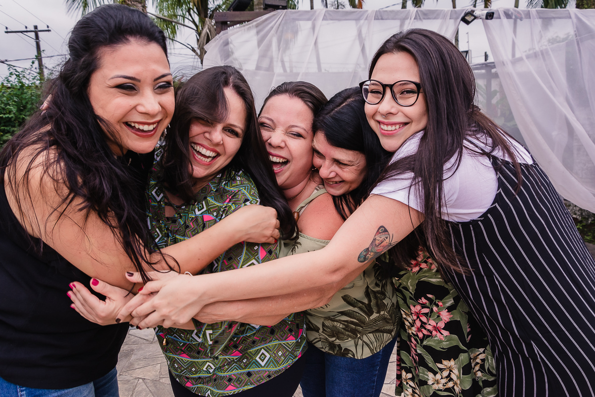 irmãs no aniversário, no buffet Beleléu, na cidade de praia grande, no estado de são paulo