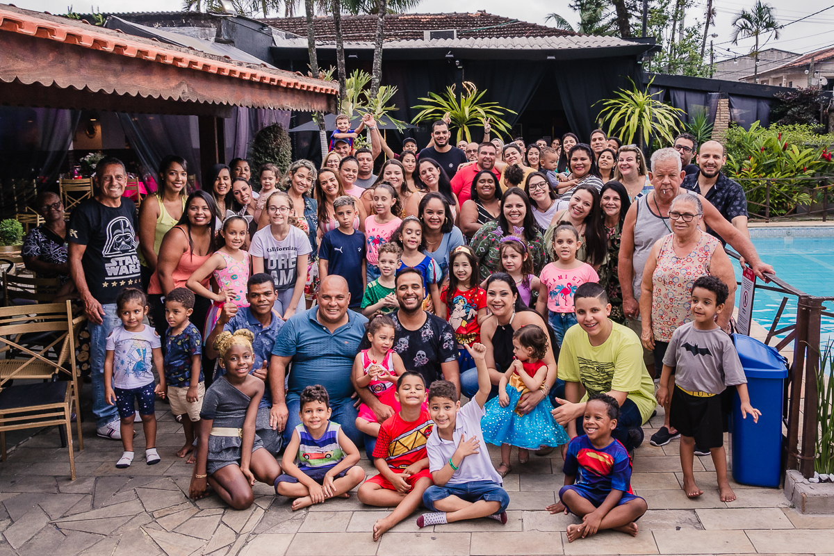 Galera toda comemorando aniversário, no buffet Beleléu, na cidade de praia grande, no estado de são paulo