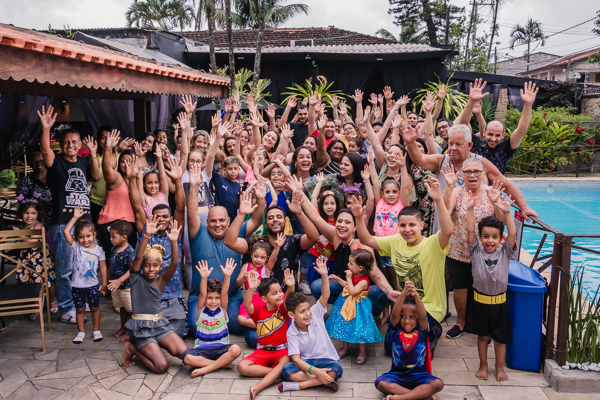 Galera reunida comemorando, aniversário, tema power rangers, no buffet Beleléu, na cidade de praia grande, no estado de são paulo