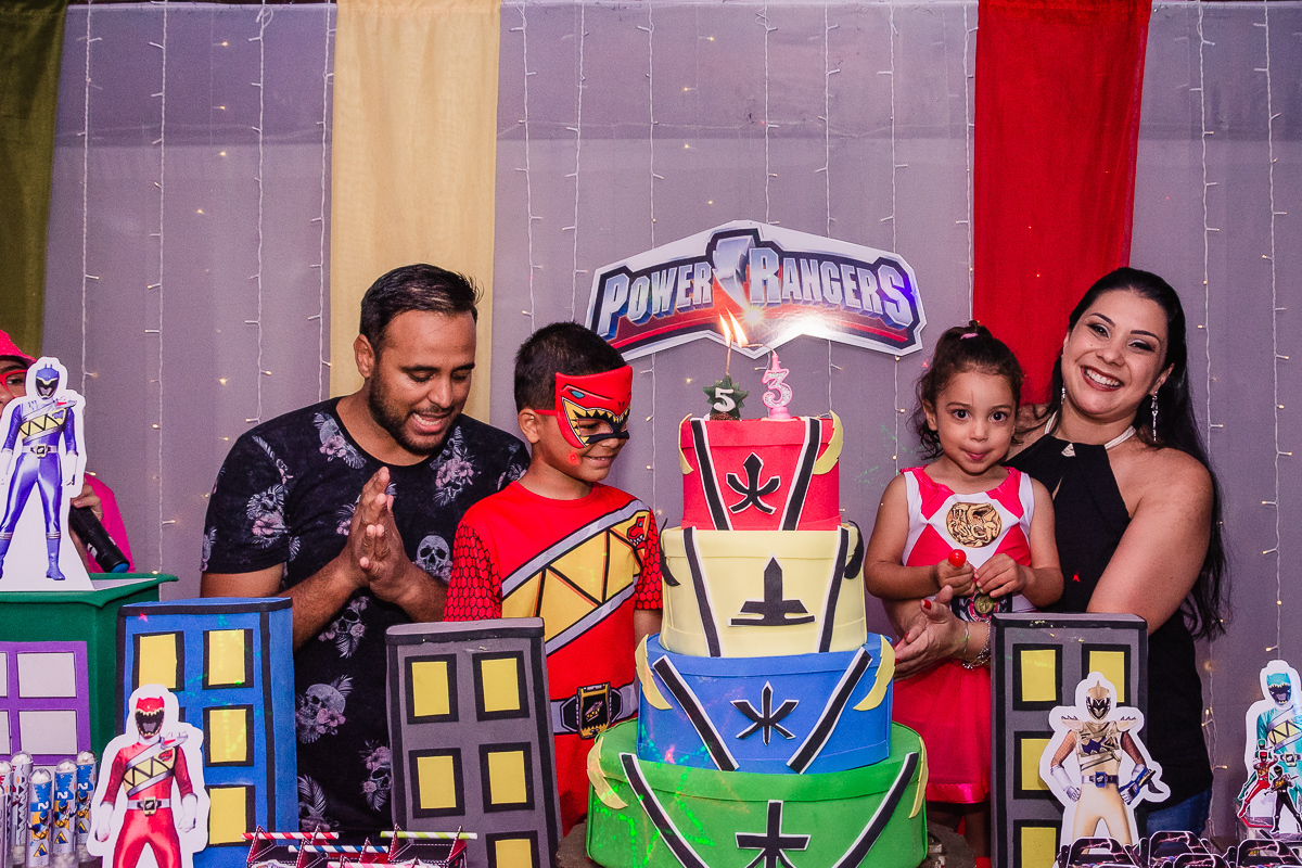 Mesa de decoração de aniversário, tema Power rangers, no buffet Beleléu, na cidade de praia grande, no estado de são paulo