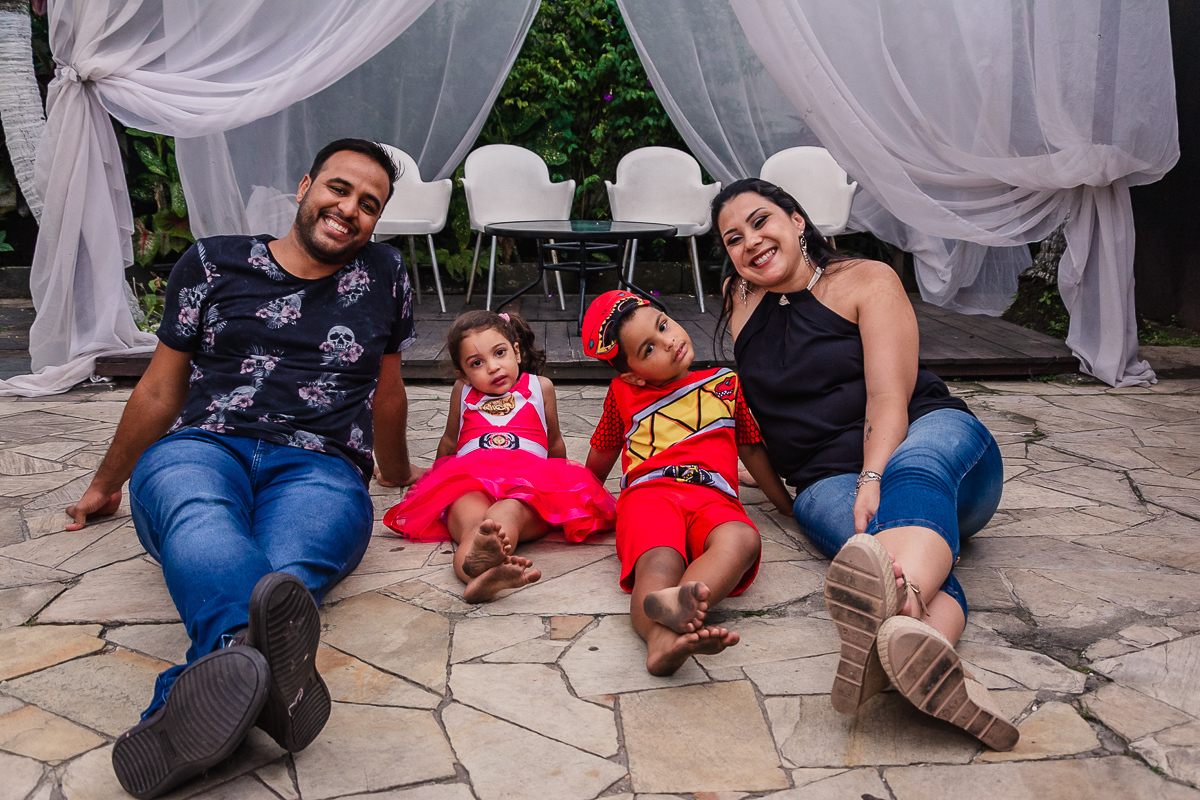 Pais e aniversariantes, no buffet Beleléu, na cidade de praia grande, no estado de são paulo