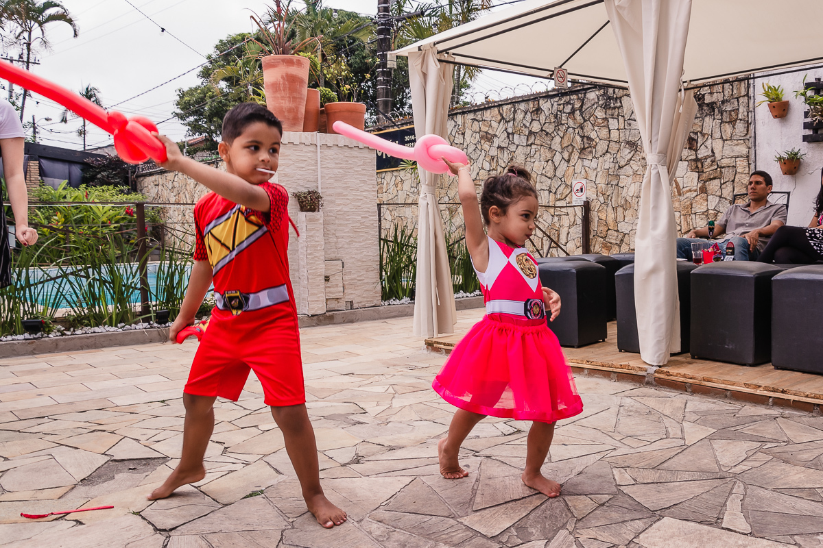 Aniversariantes de power rangers no buffet Beleléu, na cidade de praia grande, no estado de são paulo