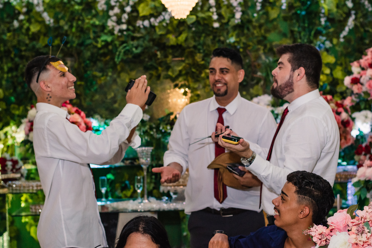 Fotos da gravata durante o casamento no Salão de festas Susi, na cidade de Praia Grande, no estado de São Paulo