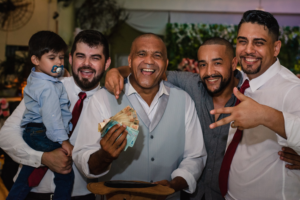 momento do noivo em família no Salão de festas Susi, na cidade de Praia Grande, no estado de São Paulo