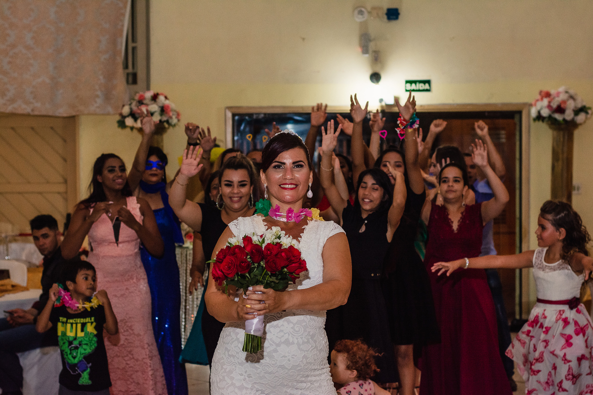 Hora do buquê no Salão de festas Susi, na cidade de Praia Grande, no estado de São Paulo