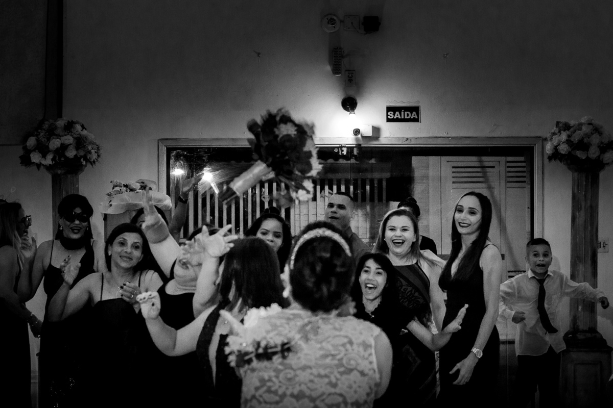 Hora do buquê no Salão de festas Susi, na cidade de Praia Grande, no estado de São Paulo