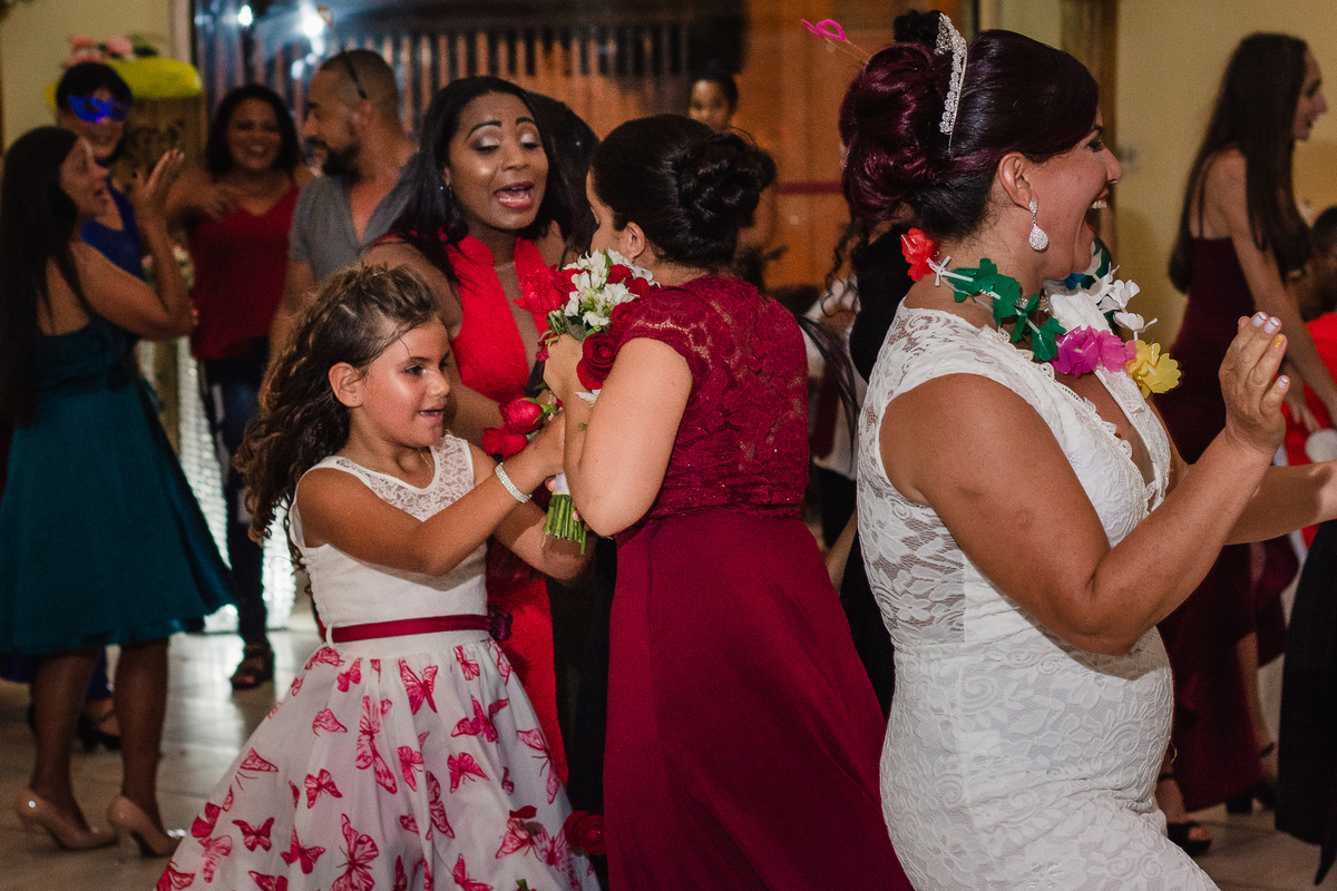 Pegando o buquê no Salão de festas Susi, na cidade de Praia Grande, no estado de São Paulo
