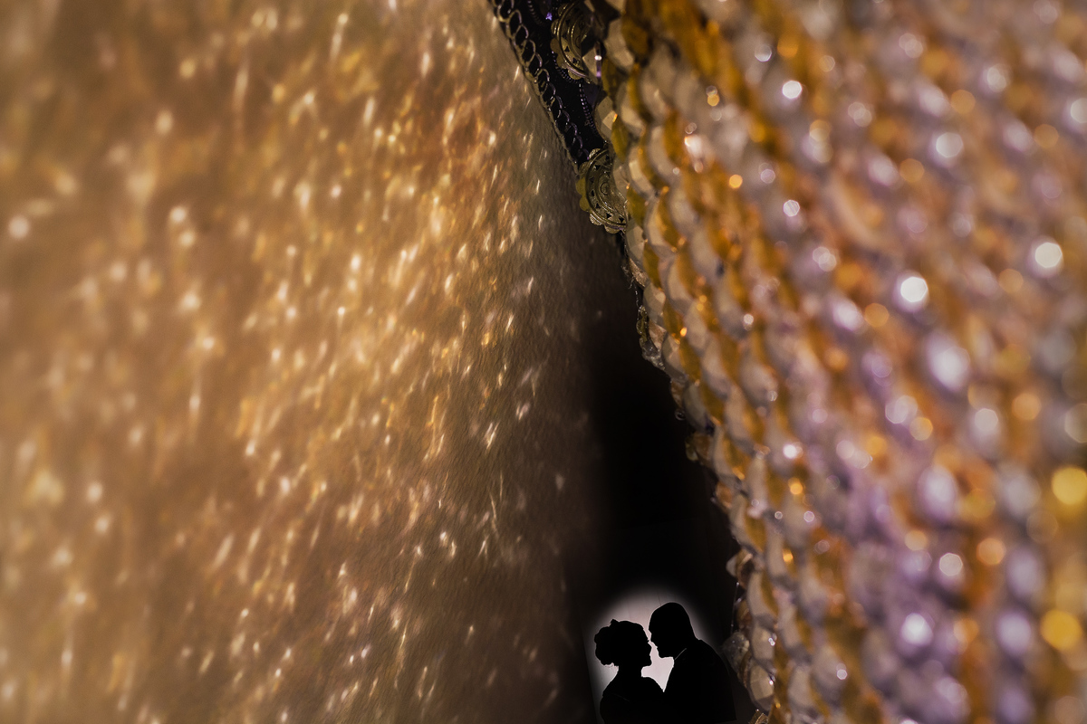 Retrato criativo dos noivos no Salão de festas Susi, na cidade de Praia Grande, no estado de São Paulo