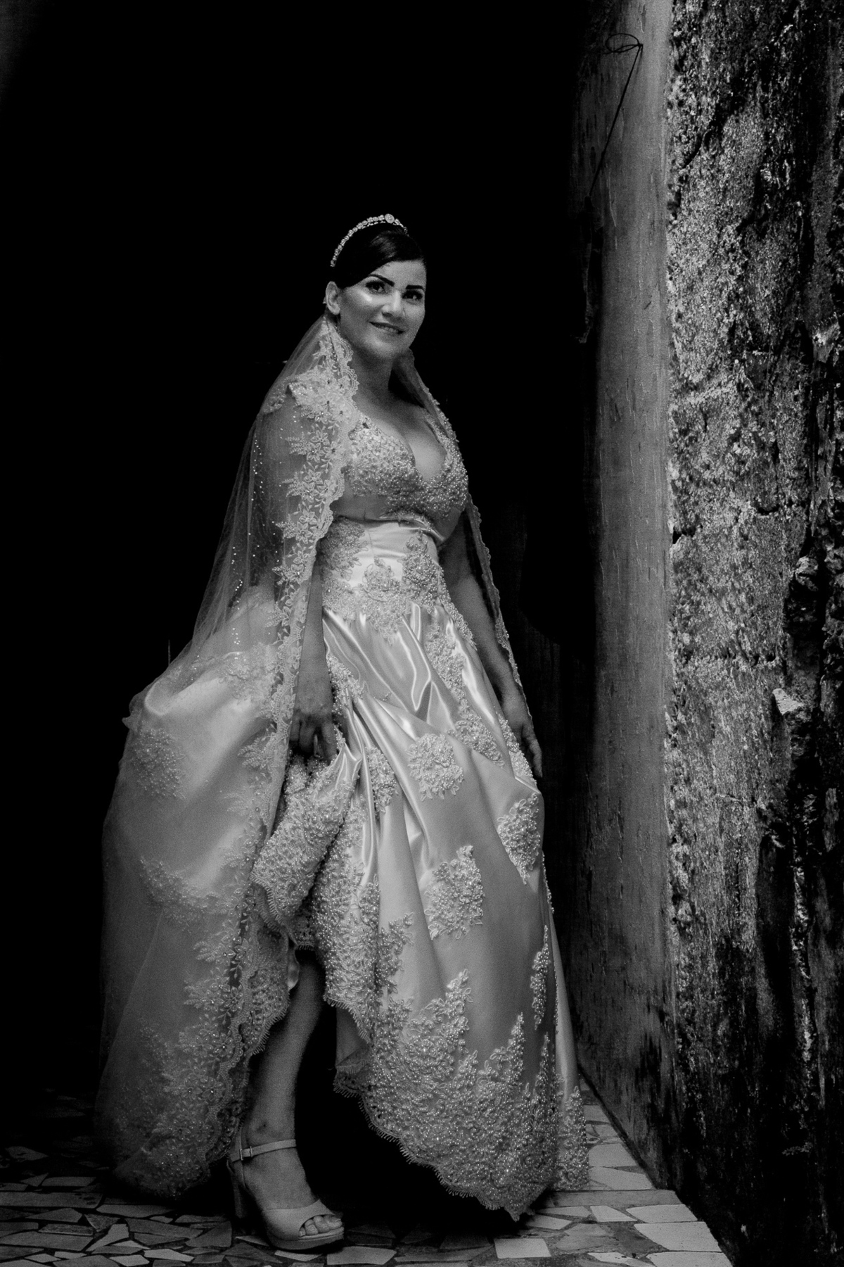 vestido de noiva durante o making of daMaking of noiva, na cidade de Praia Grande, no estado de São Paulo noiva, na cidade de Praia Grande, no estado de São Paulo