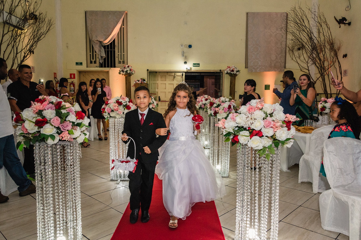 Entrada da daminha e do pajem, Salão de festas Susi, na cidade de Praia Grande, no estado de São Paulo