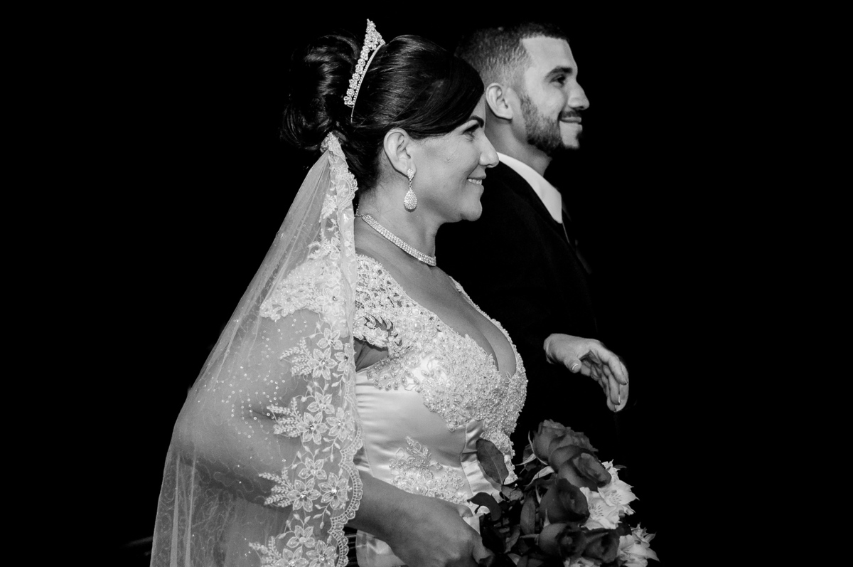 Noiva com o filho, Salão de festas Susi, na cidade de Praia Grande, no estado de São Paulo