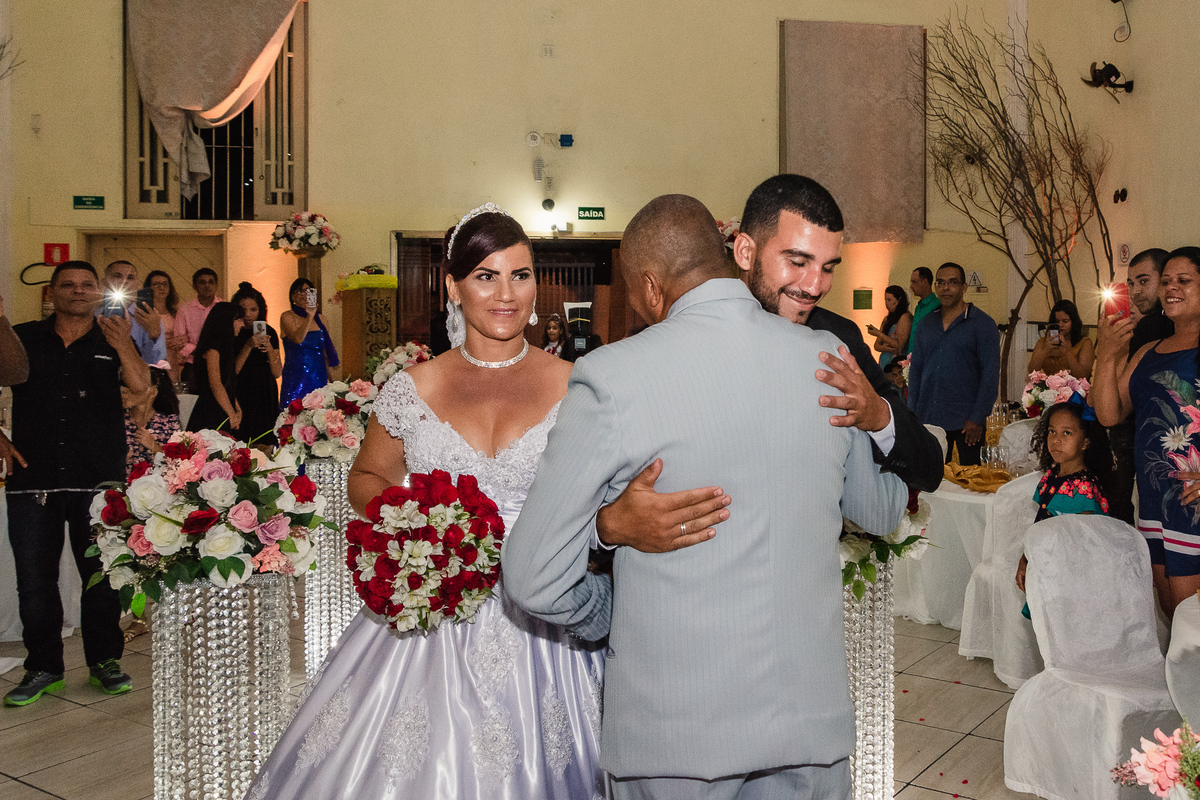 Entrada da noiva no Salão de festas Susi, na cidade de Praia Grande, no estado de São Paulo
