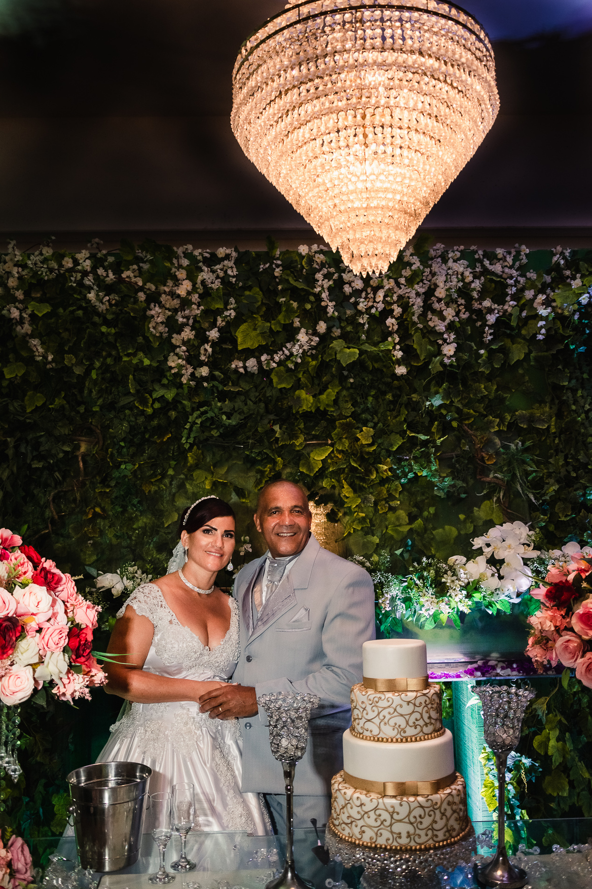 Noivos com decoração da mesa de casamento, Salão de festas Susi, na cidade de Praia Grande, no estado de São Paulo