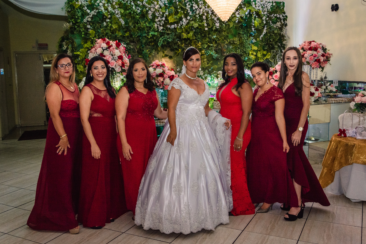 Noiva e madrinhas de casamento, Salão de festas Susi, na cidade de Praia Grande, no estado de São Paulo