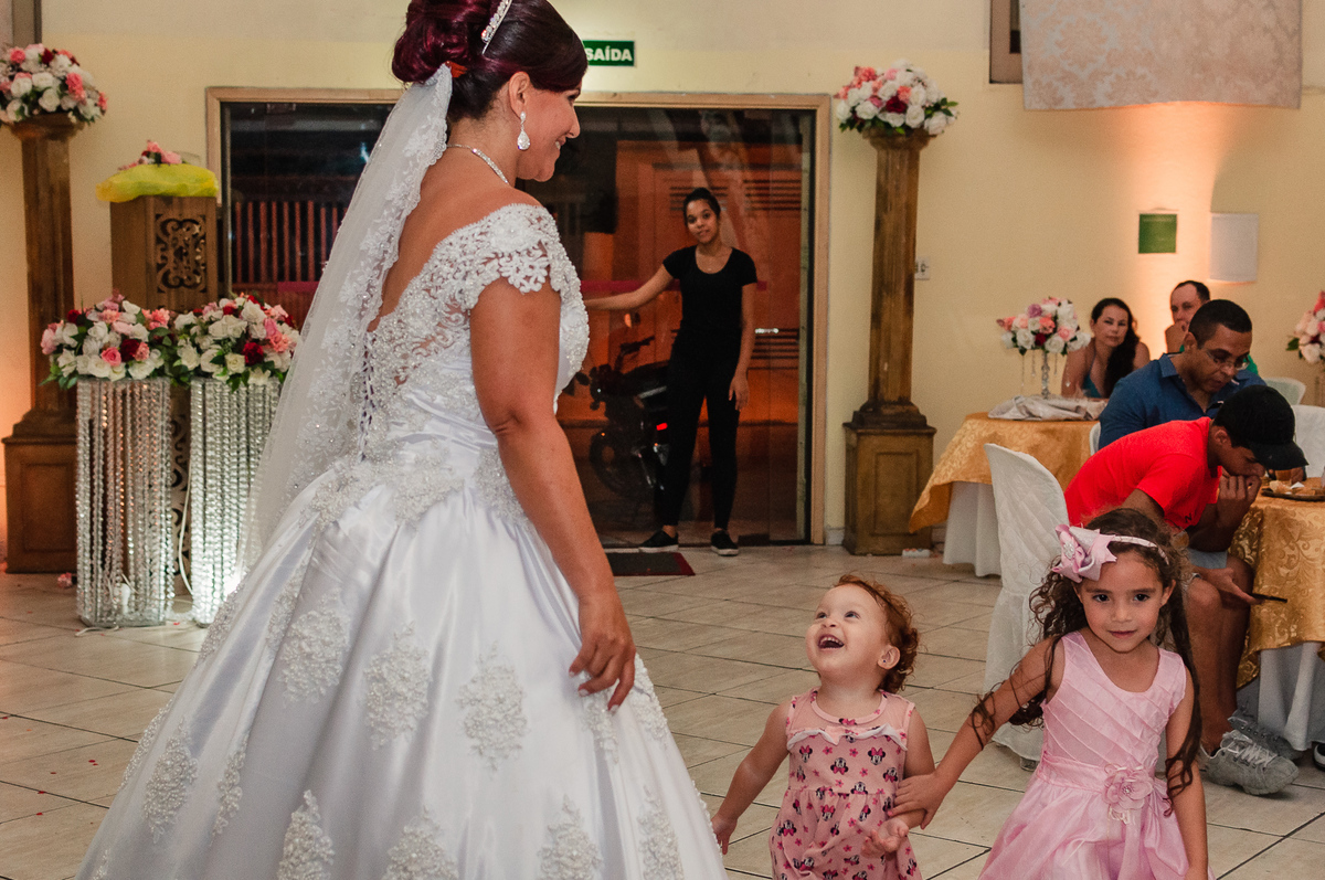 Daminhas e noiva, Salão de festas Susi, na cidade de Praia Grande, no estado de São Paulo
