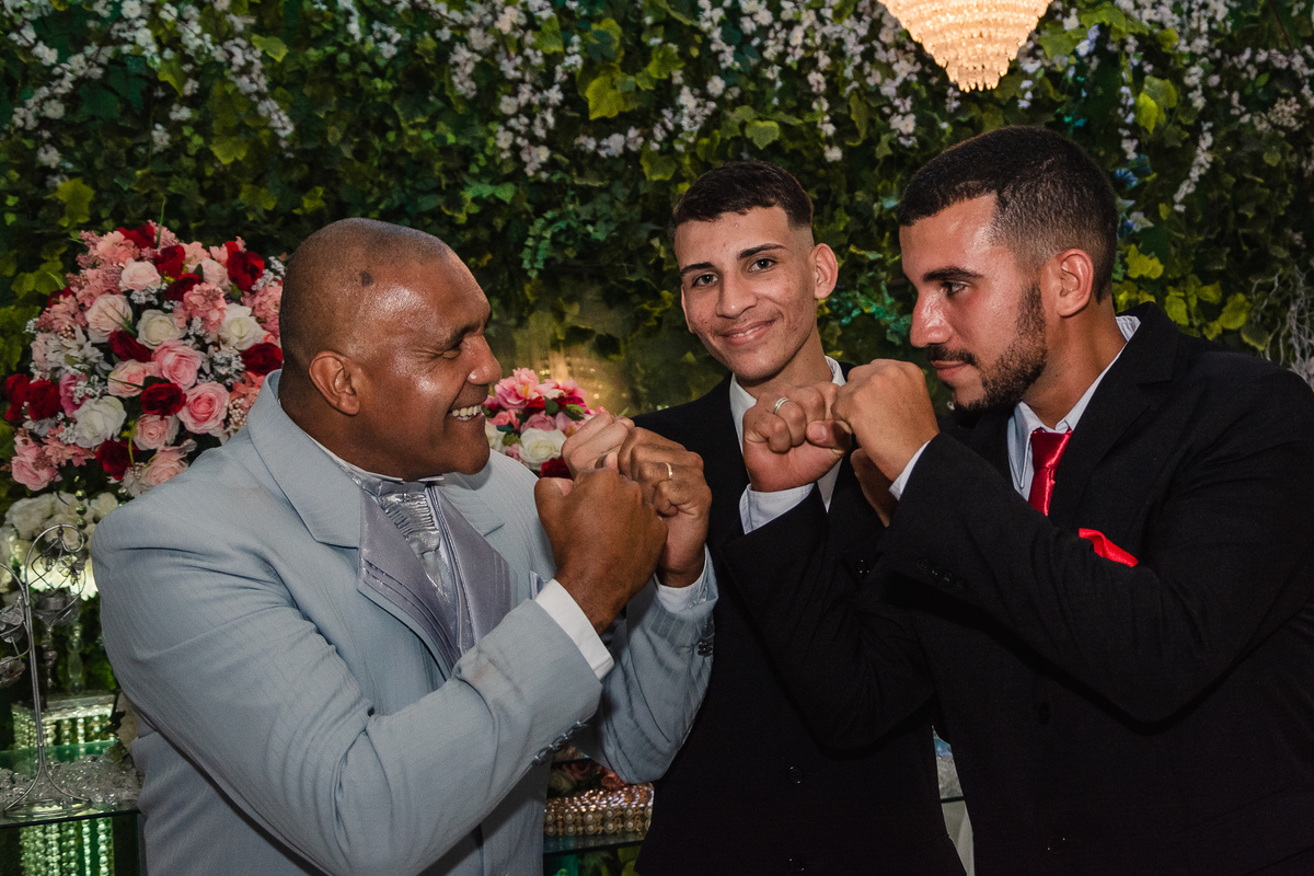 Noivo e padrinhos, Salão de festas Susi, na cidade de Praia Grande, no estado de São Paulo