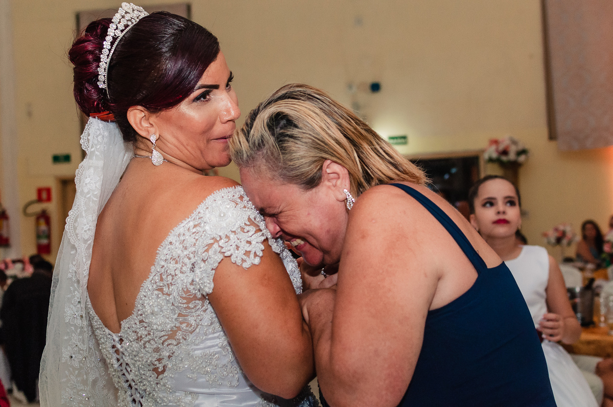 Noiva e amiga, Salão de festas Susi, na cidade de Praia Grande, no estado de São Paulo