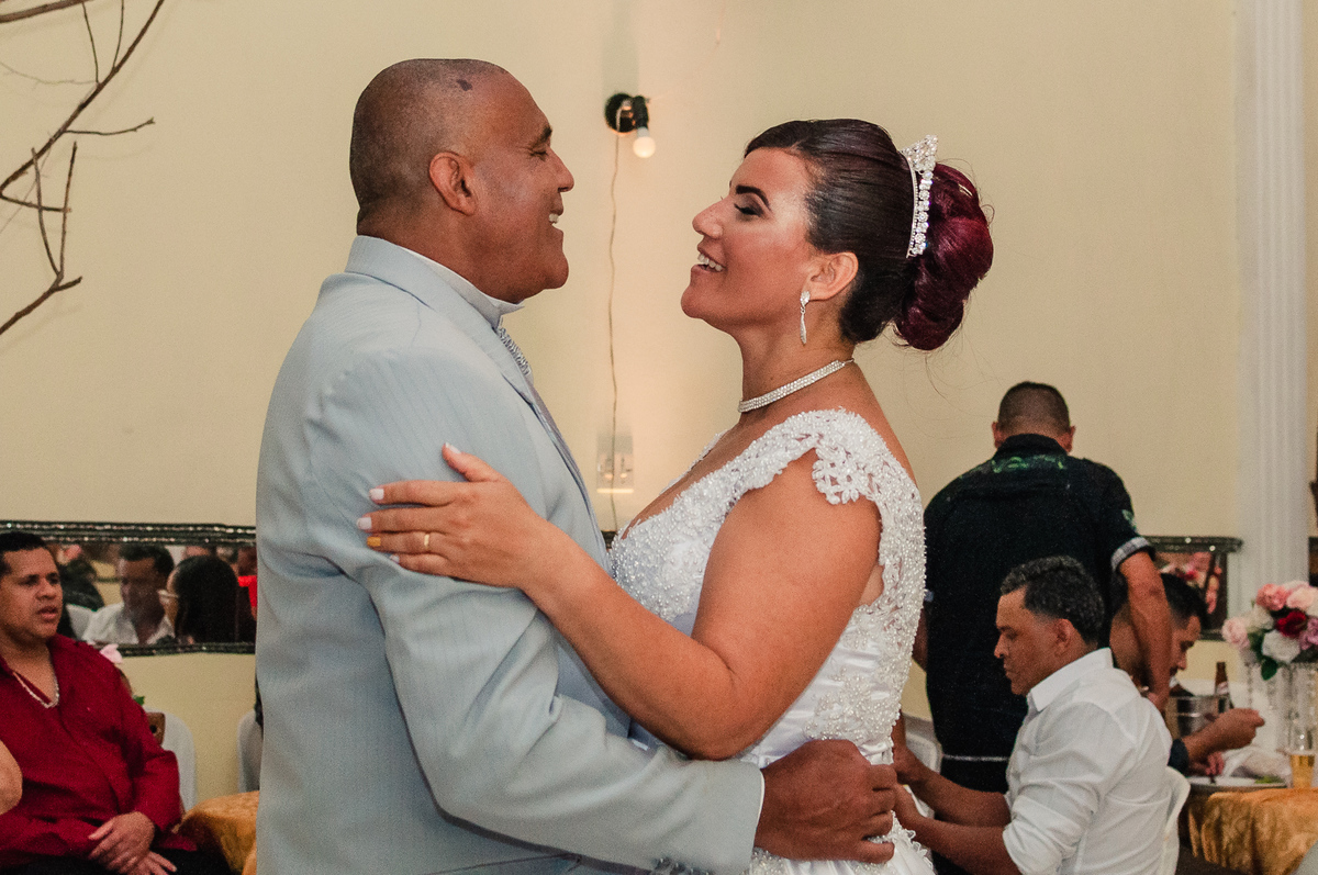 Noivos dançando no Salão de festas Susi, na cidade de Praia Grande, no estado de São Paulo