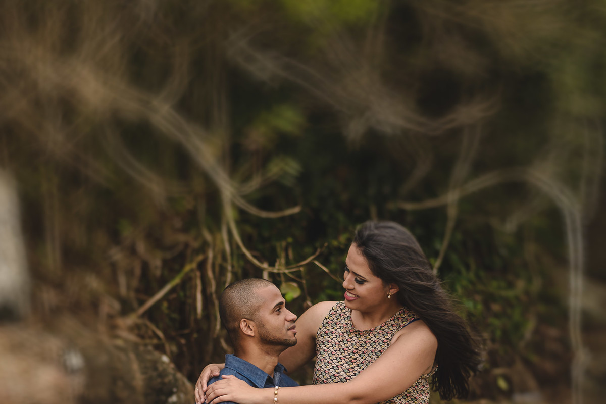 Foto dos noivos se olhando com moldura das folhagens em volta deles - Itanhaém - SP - fotografia Cia P&B Produções 