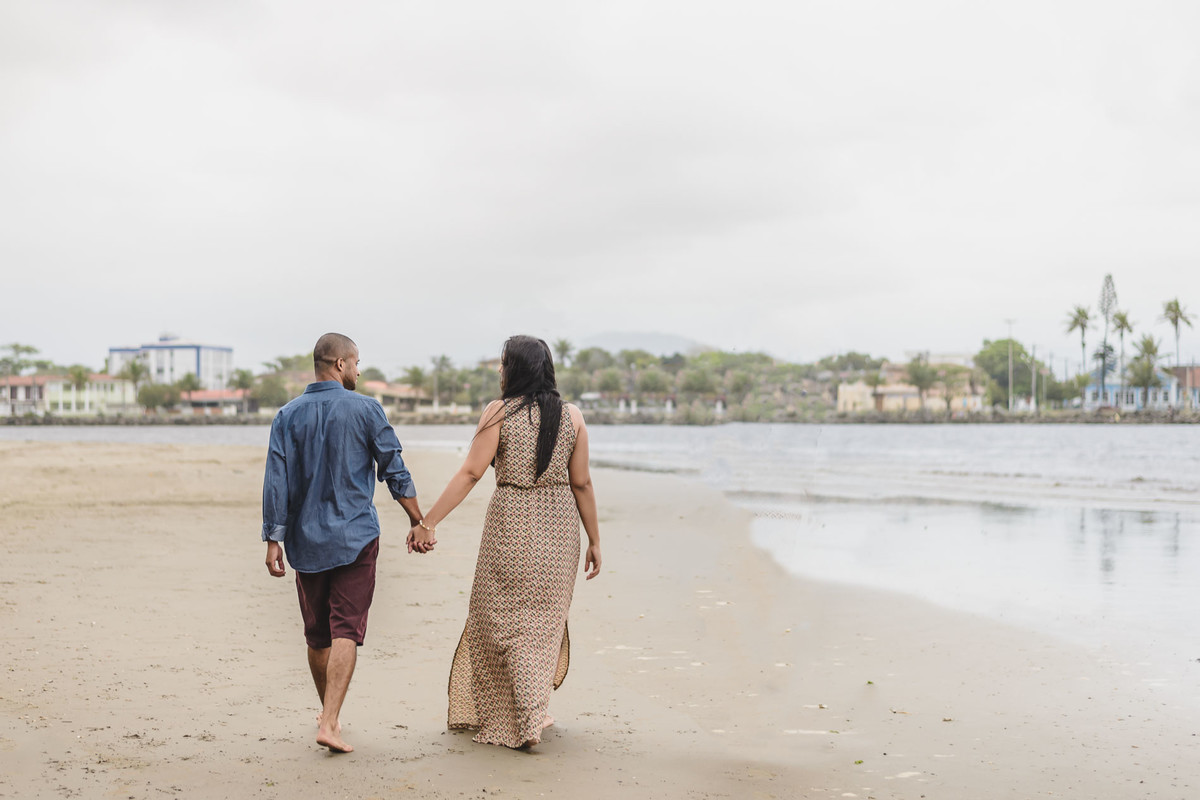 Foto dos noivos caminhando pela beira da praia de mãos dadas - Itanhaém - SP - fotografia Cia P&B Produções 