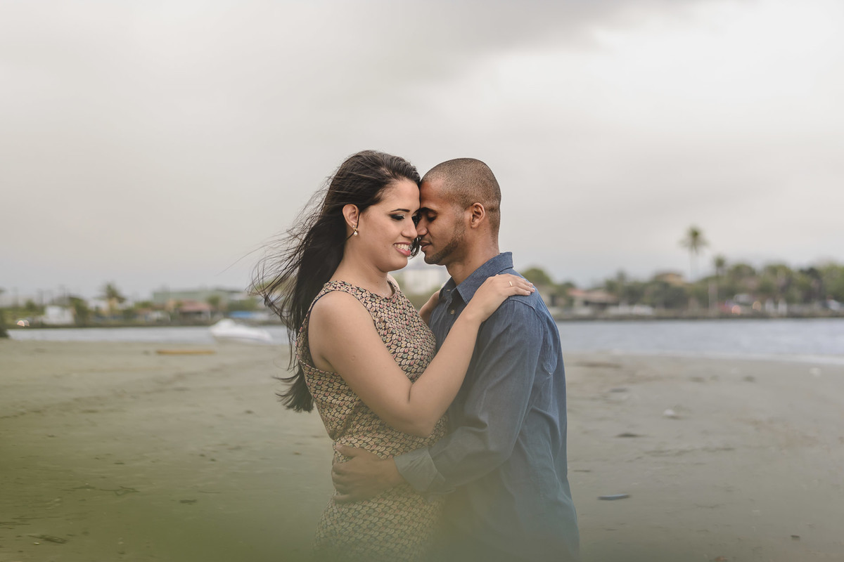 Foto dos noivos parados se abraçando na praia- Itanhaém - SP - fotografia Cia P&B Produções  
